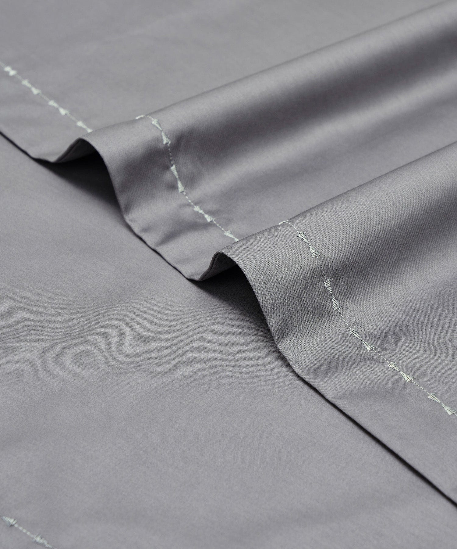 Indulgence Solid King Bedsheet, METAL GRAY |300 TC Cotton|2 Pillow Covers|Thermal Regulation - Image 3
